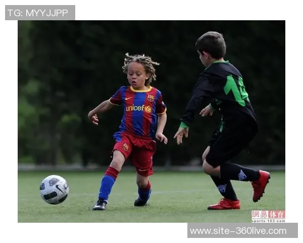 哈维西蒙斯崛起之路：从青训天才到足球场上的新星